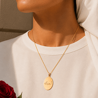 Collier ovale personnalisé doré porté - médaille gravée Florare Femme portant le collier ovale personnalisé doré Florare, médaille gravée sur mesure en acier inoxydable, idée cadeau