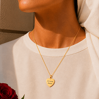 Collier cœur personnalisé porté - médaille gravée Florare Femme portant le collier cœur personnalisé Florare, médaille gravée sur mesure en acier inoxydable, idée cadeau Saint-Valentin