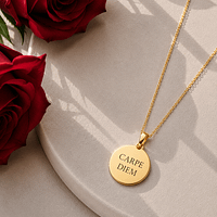 Collier rond doré personnalisé - médaille gravée Florare Collier médaille ronde dorée personnalisée Florare, gravure sur mesure, cadeau bijou femme