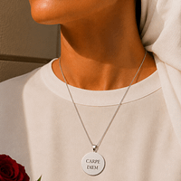 Collier rond personnalisé porté - médaille gravée Florare Femme portant le collier rond personnalisé Florare, médaille gravée Carpe Diem en acier inoxydable, idée cadeau