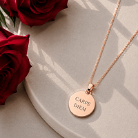 Collier rond or rosé personnalisé - médaille gravée Florare Collier médaille ronde or rosé personnalisée Florare, gravure sur mesure, idée cadeau bijou