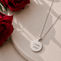 Collier rond argenté personnalisé - médaille gravée Florare Collier médaille ronde argentée en acier inoxydable personnalisée Florare, gravure sur mesure, cadeau