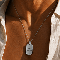 Collier plaque homme personnalisé porté - Memory Tag gravé Florare Homme portant le collier plaque Memory Tag argenté personnalisé Florare, gravure prénom et date en acier inoxydable, idée cadeau homme