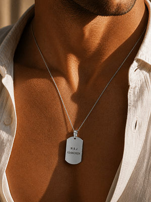 Collier plaque homme personnalisé porté - Memory Tag gravé Florare Homme portant le collier plaque Memory Tag argenté personnalisé Florare, gravure prénom et date en acier inoxydable, idée cadeau homme