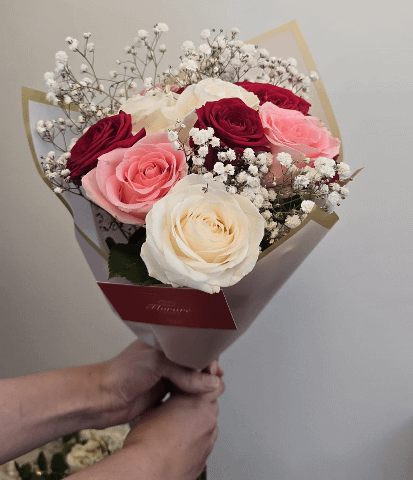 Bouquet de roses rouges, roses et crème avec gypsophile, emballage signé Florare