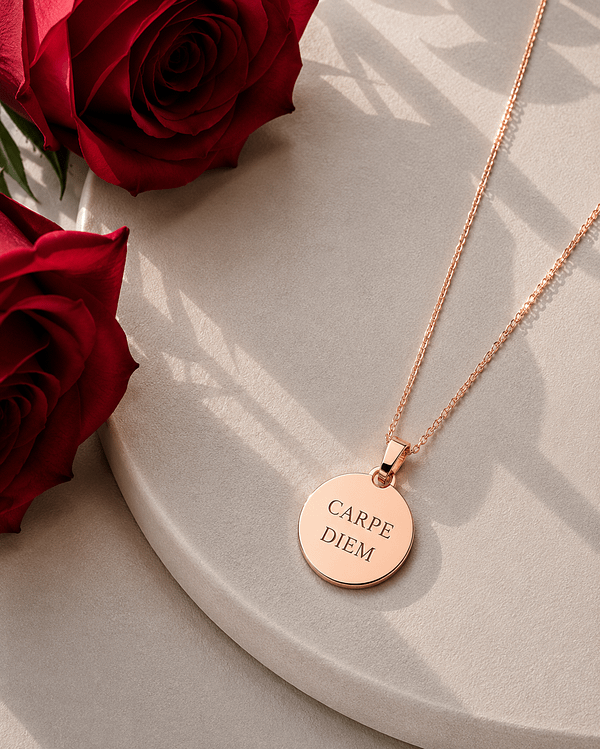 Collier rond or rosé personnalisé - médaille gravée Florare Collier médaille ronde or rosé personnalisée Florare, gravure sur mesure, idée cadeau bijou