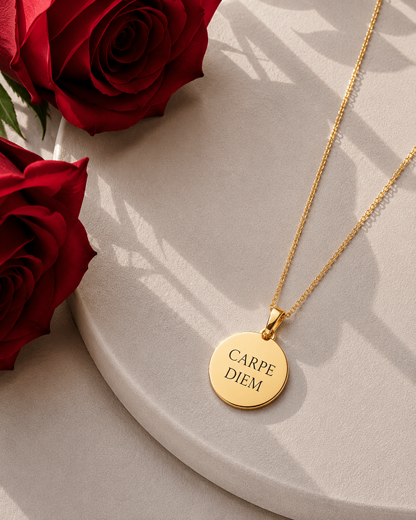 Collier rond doré personnalisé - médaille gravée Florare Collier médaille ronde dorée personnalisée Florare, gravure sur mesure, cadeau bijou femme