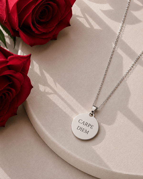 Collier rond argenté personnalisé - médaille gravée Florare Collier médaille ronde argentée en acier inoxydable personnalisée Florare, gravure sur mesure, cadeau