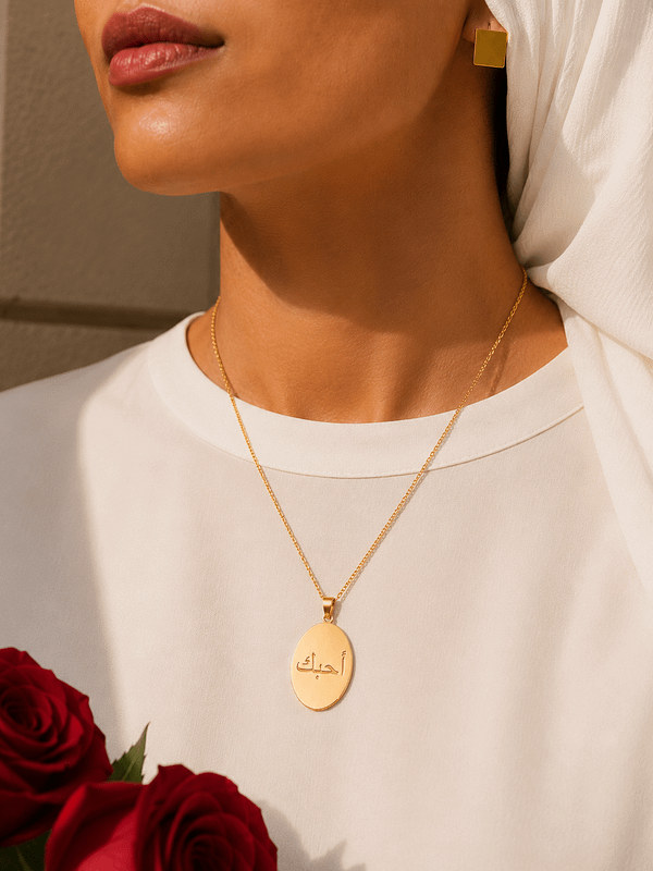 Collier ovale personnalisé doré porté - médaille gravée Florare Femme portant le collier ovale personnalisé doré Florare, médaille gravée sur mesure en acier inoxydable, idée cadeau