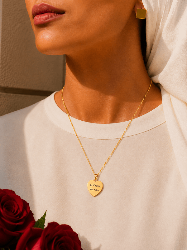 Collier cœur personnalisé porté - médaille gravée Florare Femme portant le collier cœur personnalisé Florare, médaille gravée sur mesure en acier inoxydable, idée cadeau Saint-Valentin