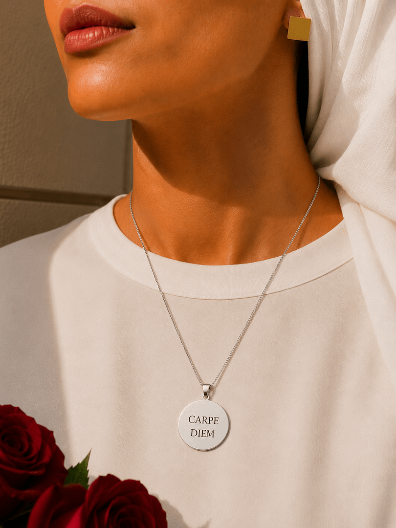 Femme portant le collier rond personnalisé Florare, médaille gravée Carpe Diem en acier inoxydable, idée cadeau