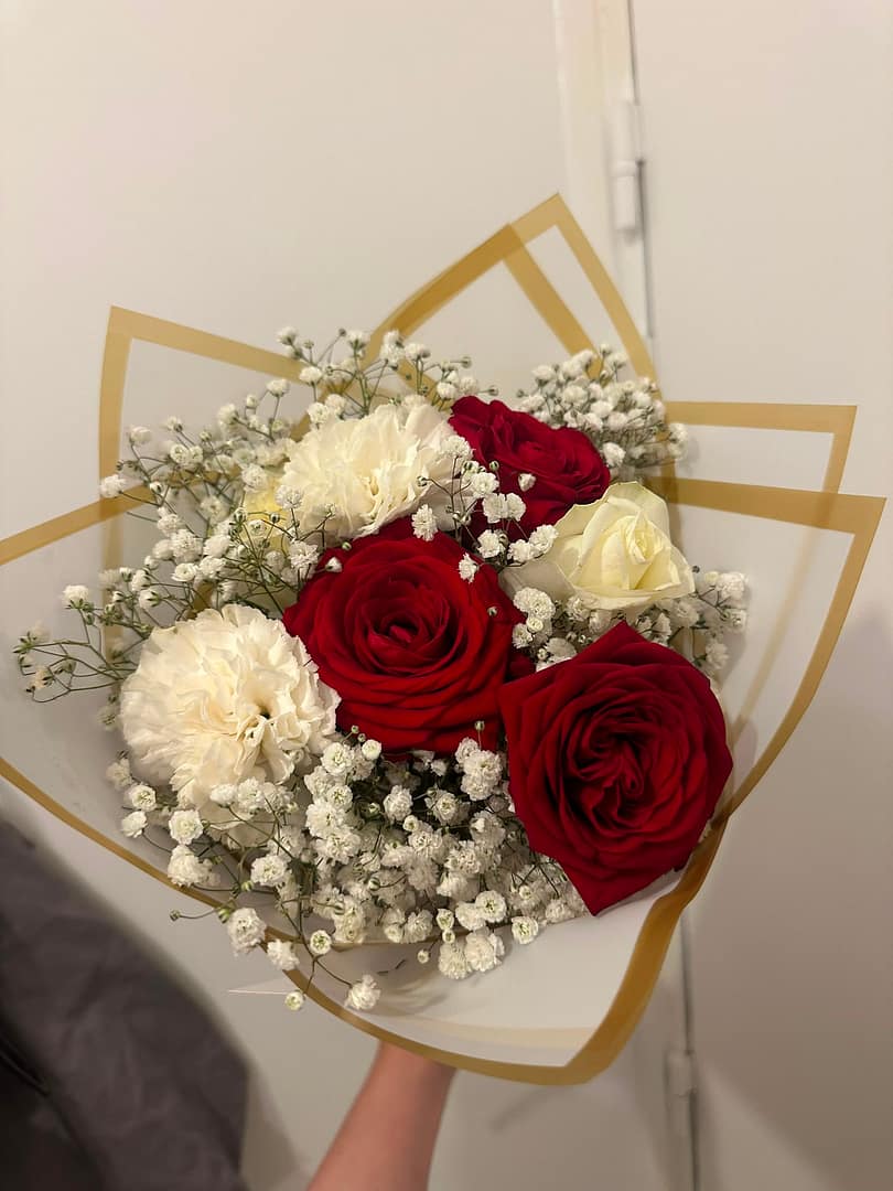Bouquet de roses rouges et œillets blancs avec gypsophile, emballage blanc et or — Atelier Florare
