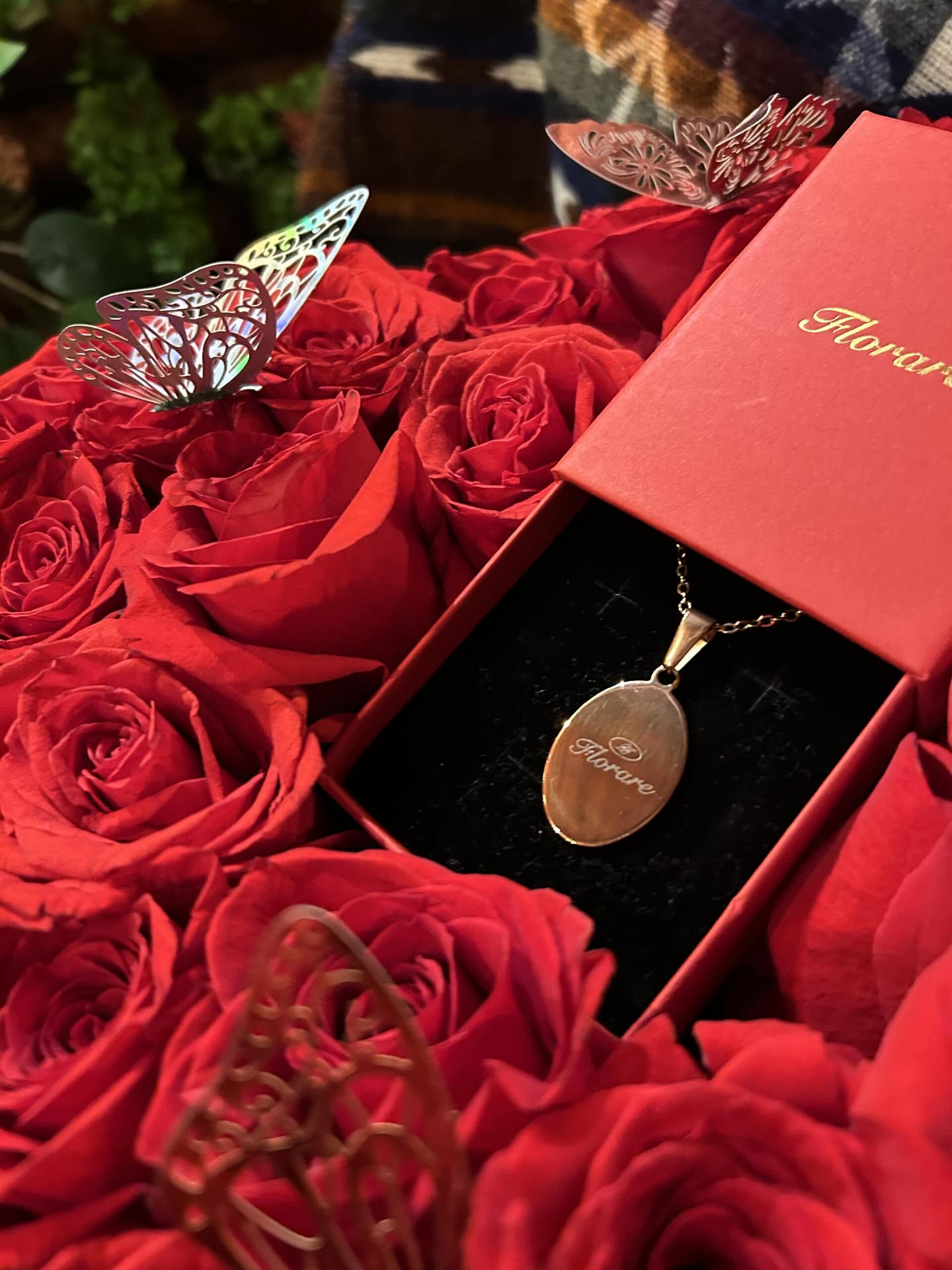 Boîte à fleurs roses rouges et collier gravé personnalisé - cadeau Florare